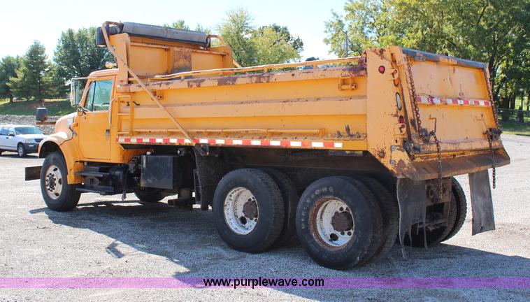 image for item H6798 1999 International 4900 dump truck