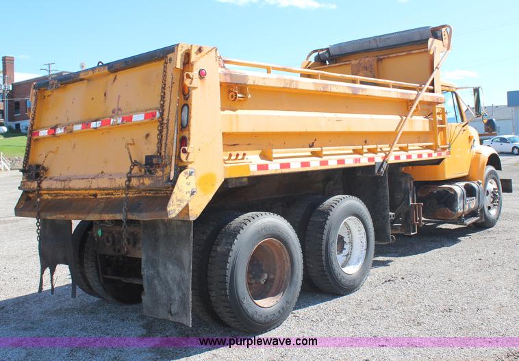 image for item H6798 1999 International 4900 dump truck