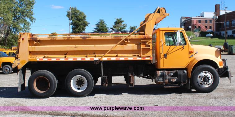 image for item H6798 1999 International 4900 dump truck