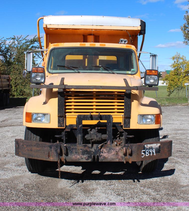 image for item H6798 1999 International 4900 dump truck