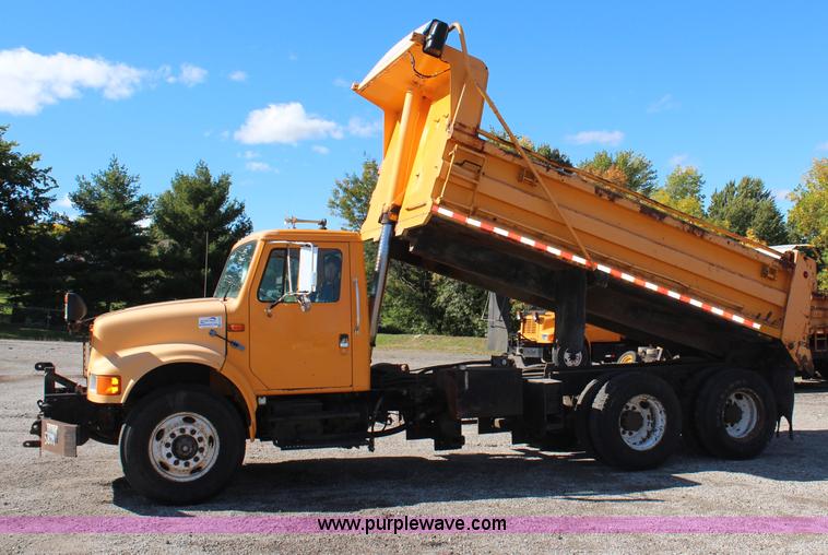 image for item H6798 1999 International 4900 dump truck