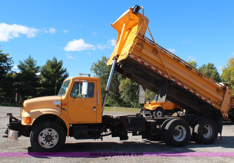 image for item H6798 1999 International 4900 dump truck