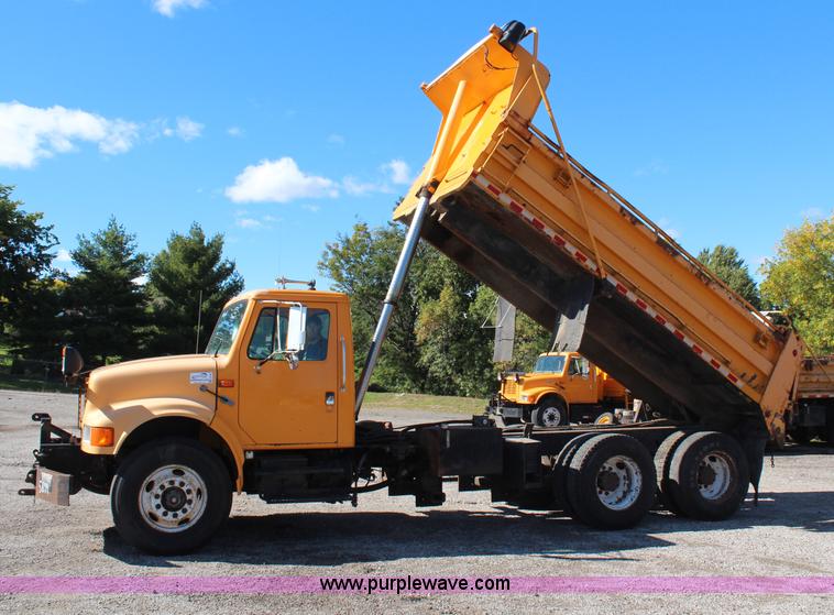 image for item H6798 1999 International 4900 dump truck