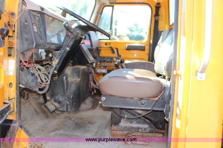 image for item H6798 1999 International 4900 dump truck