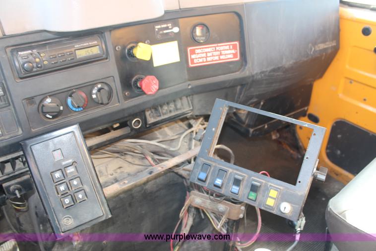 image for item H6798 1999 International 4900 dump truck