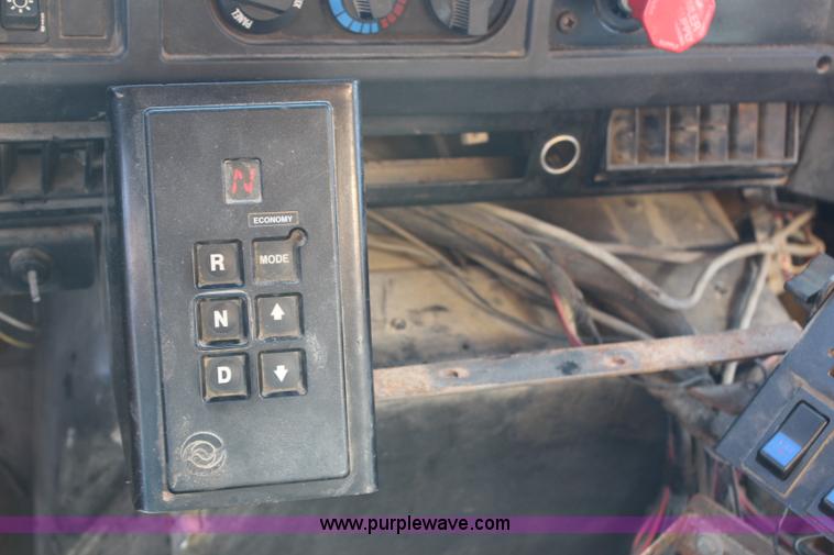 image for item H6798 1999 International 4900 dump truck