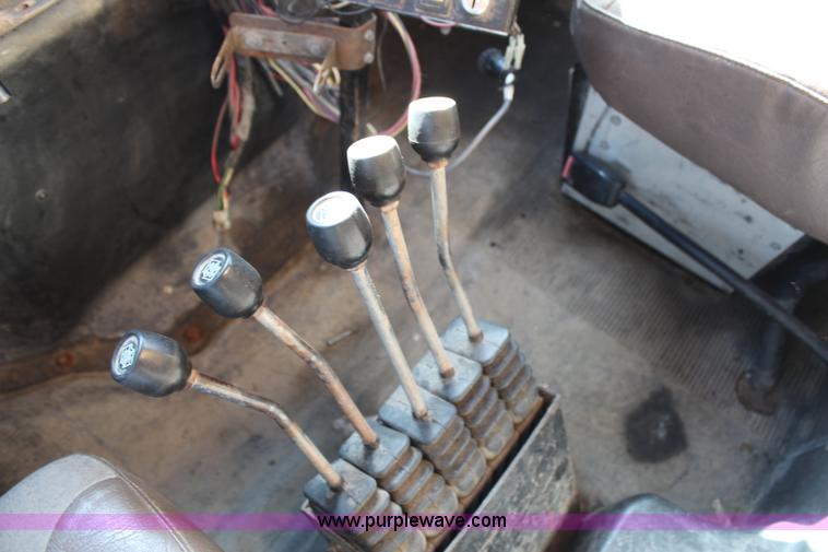 image for item H6798 1999 International 4900 dump truck