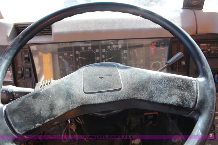 image for item H6798 1999 International 4900 dump truck