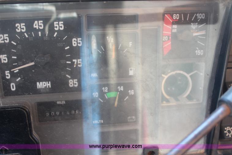 image for item H6798 1999 International 4900 dump truck