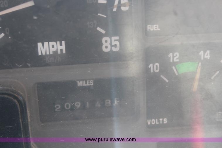 image for item H6798 1999 International 4900 dump truck