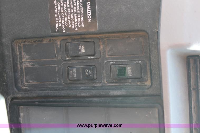 image for item H6798 1999 International 4900 dump truck