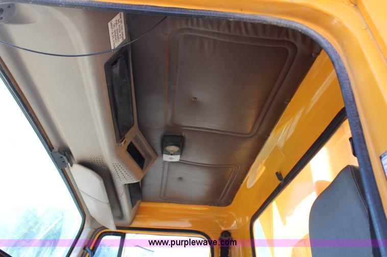 image for item H6798 1999 International 4900 dump truck