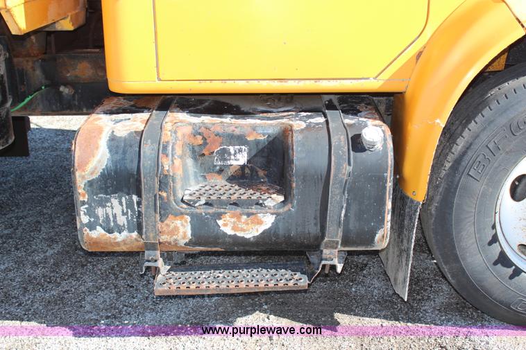 image for item H6798 1999 International 4900 dump truck