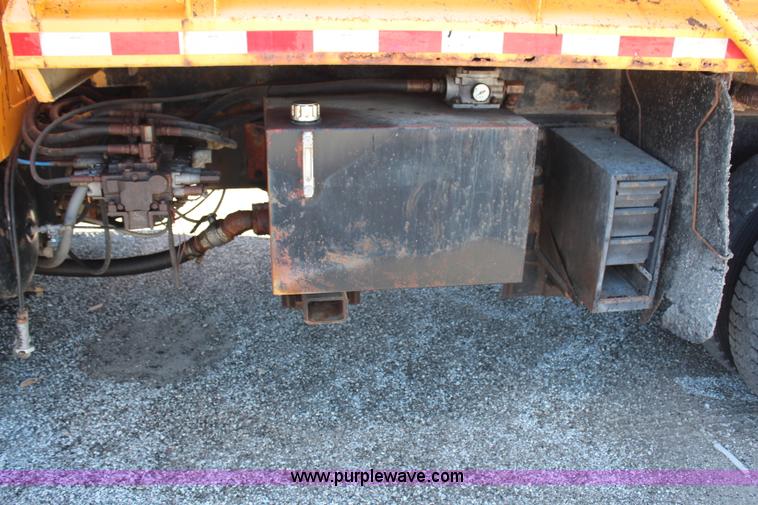 image for item H6798 1999 International 4900 dump truck