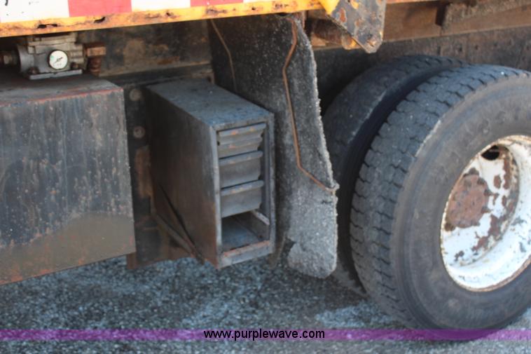 image for item H6798 1999 International 4900 dump truck