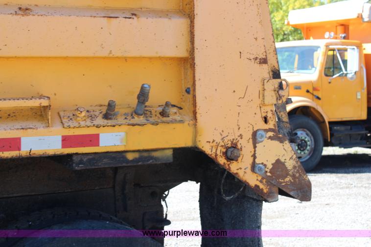 image for item H6798 1999 International 4900 dump truck