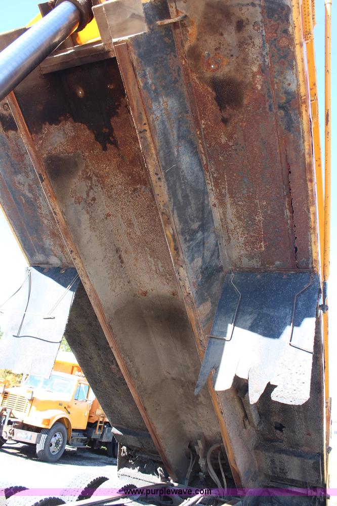 image for item H6798 1999 International 4900 dump truck