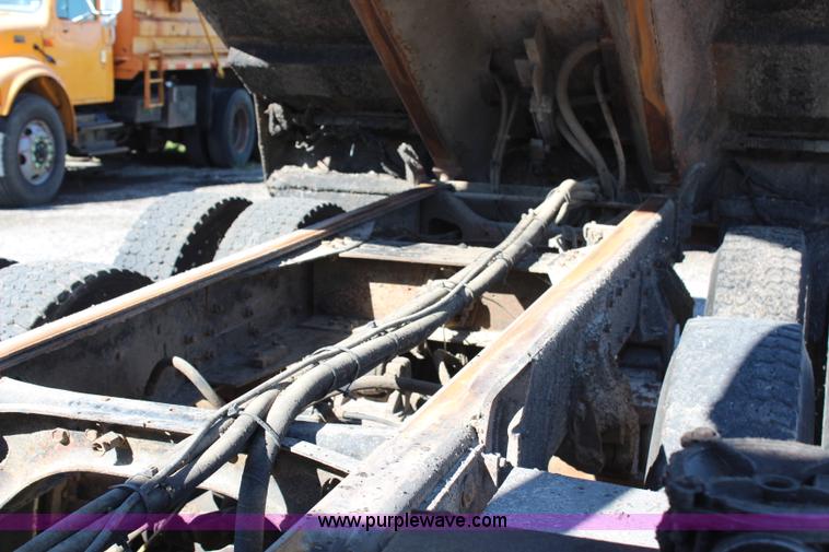 image for item H6798 1999 International 4900 dump truck