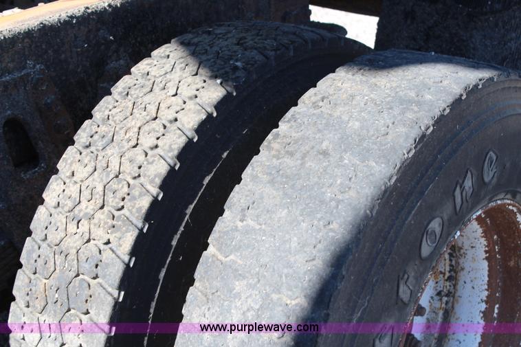 image for item H6798 1999 International 4900 dump truck