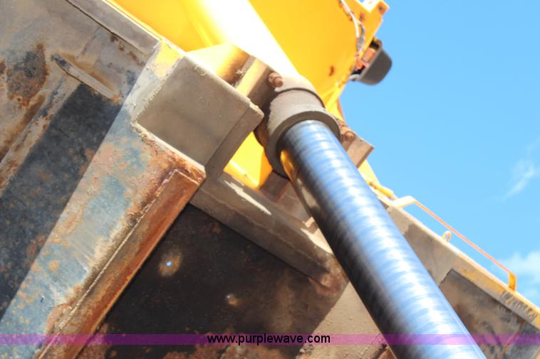 image for item H6798 1999 International 4900 dump truck