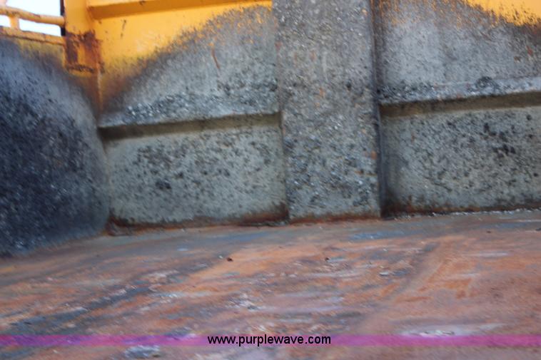 image for item H6798 1999 International 4900 dump truck