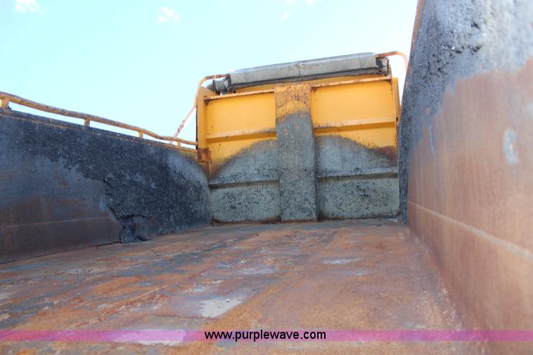 image for item H6798 1999 International 4900 dump truck