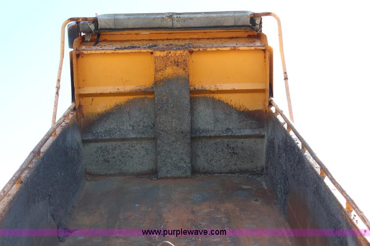 image for item H6798 1999 International 4900 dump truck