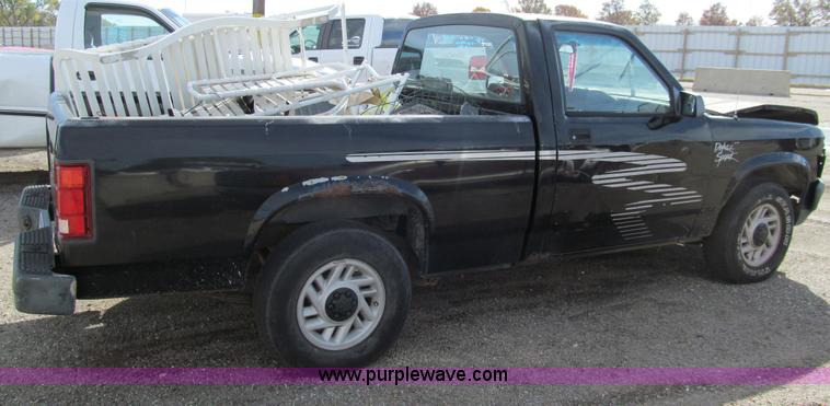 image for item G9742 1993 Dodge Dakota pickup truck