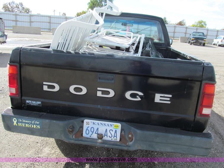 image for item G9742 1993 Dodge Dakota pickup truck