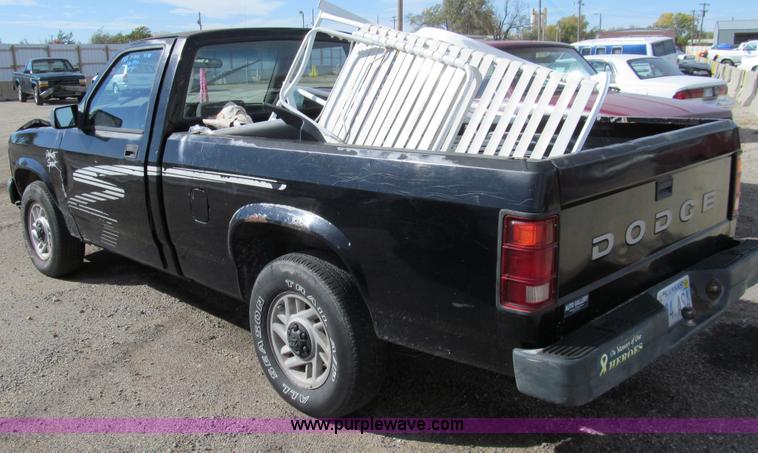 image for item G9742 1993 Dodge Dakota pickup truck