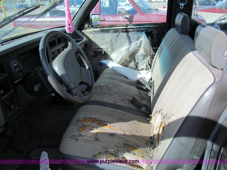 image for item G9742 1993 Dodge Dakota pickup truck