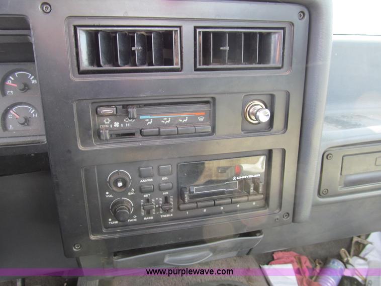 image for item G9742 1993 Dodge Dakota pickup truck