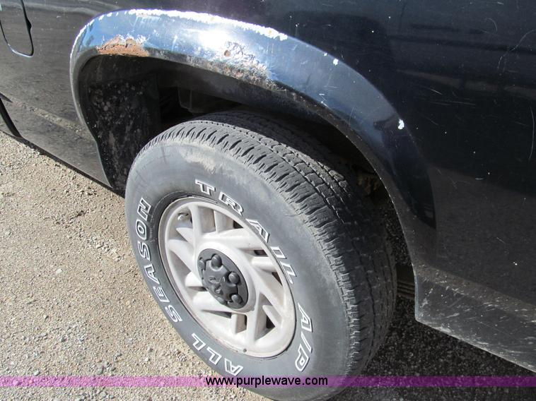 image for item G9742 1993 Dodge Dakota pickup truck