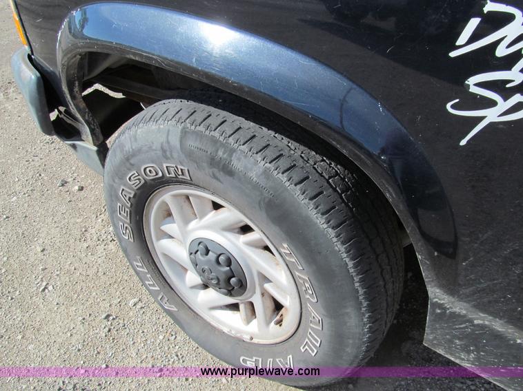 image for item G9742 1993 Dodge Dakota pickup truck