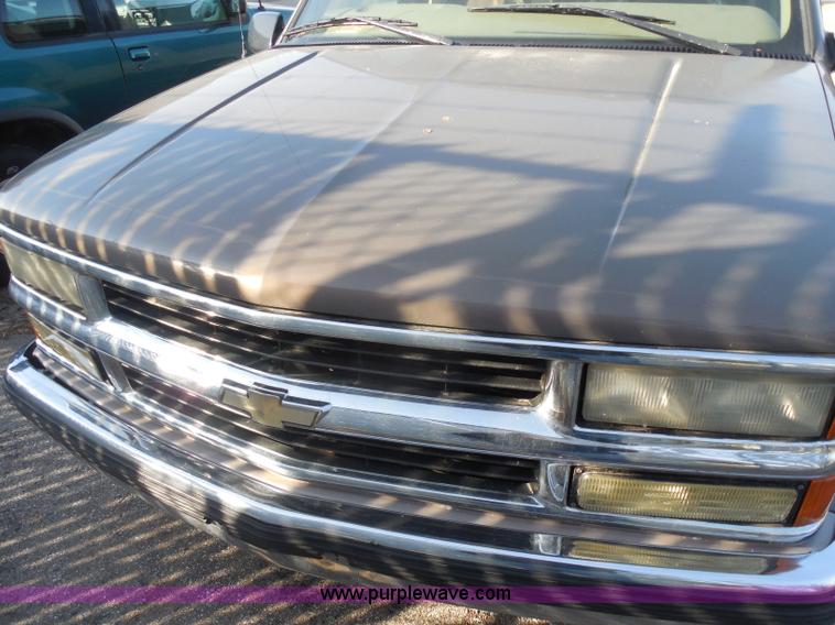 image for item I1271 1997 Chevrolet Suburban 1500 SUV