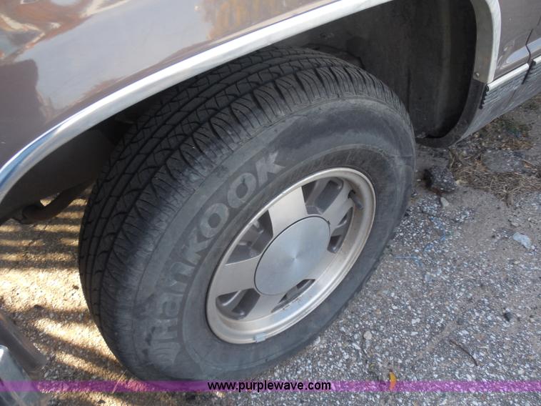 image for item I1271 1997 Chevrolet Suburban 1500 SUV