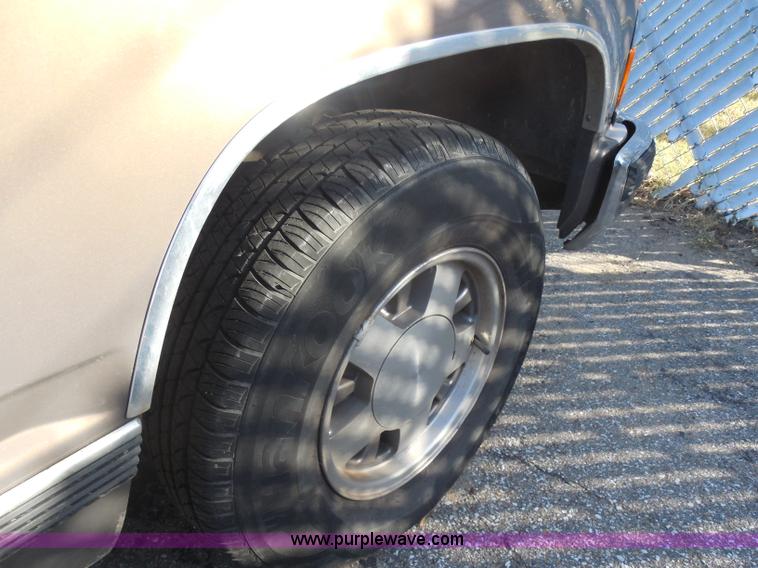image for item I1271 1997 Chevrolet Suburban 1500 SUV