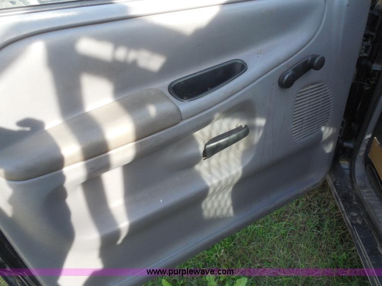 image for item I1274 2000 Dodge Ram 1500 pickup truck