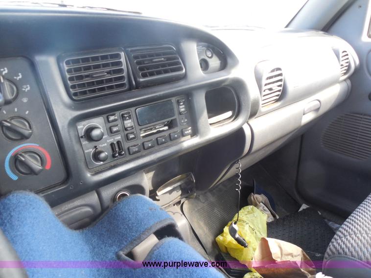 image for item I1274 2000 Dodge Ram 1500 pickup truck