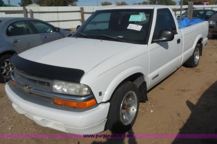 image for item I1278 1998 Chevrolet S10 pickup truck