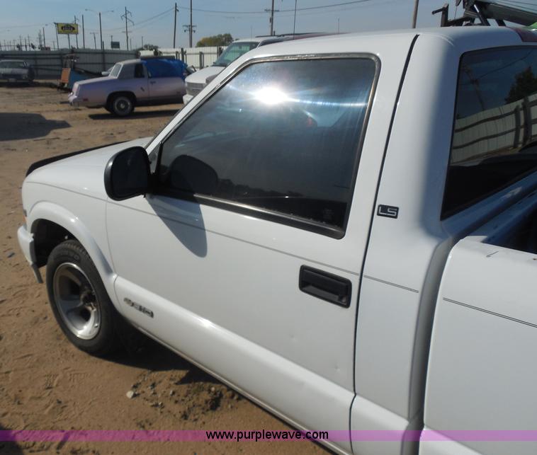 image for item I1278 1998 Chevrolet S10 pickup truck