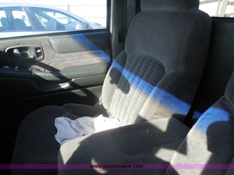 image for item I1278 1998 Chevrolet S10 pickup truck