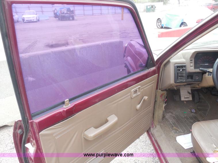 image for item I1292 1992 Mazda B2200 pickup truck