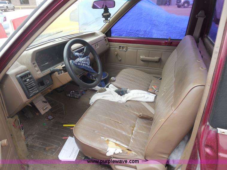 image for item I1292 1992 Mazda B2200 pickup truck