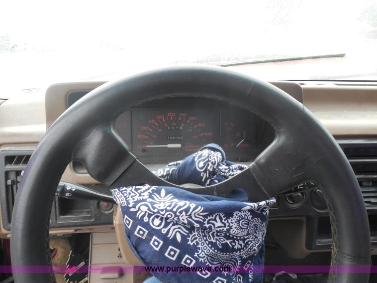 image for item I1292 1992 Mazda B2200 pickup truck