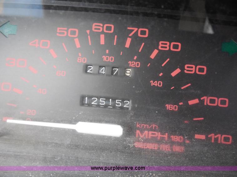 image for item I1292 1992 Mazda B2200 pickup truck