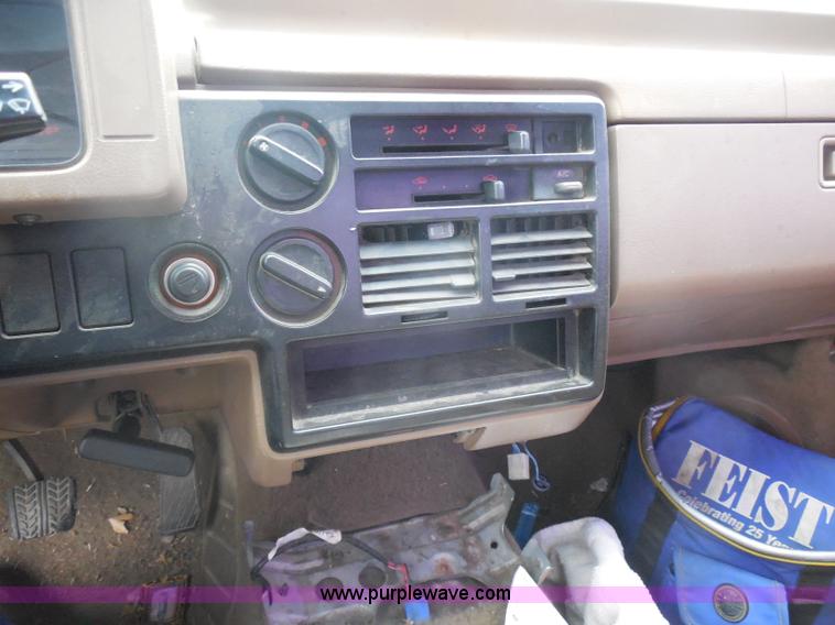 image for item I1292 1992 Mazda B2200 pickup truck