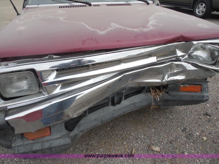 image for item I1292 1992 Mazda B2200 pickup truck