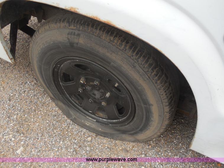 image for item I1292 1992 Mazda B2200 pickup truck