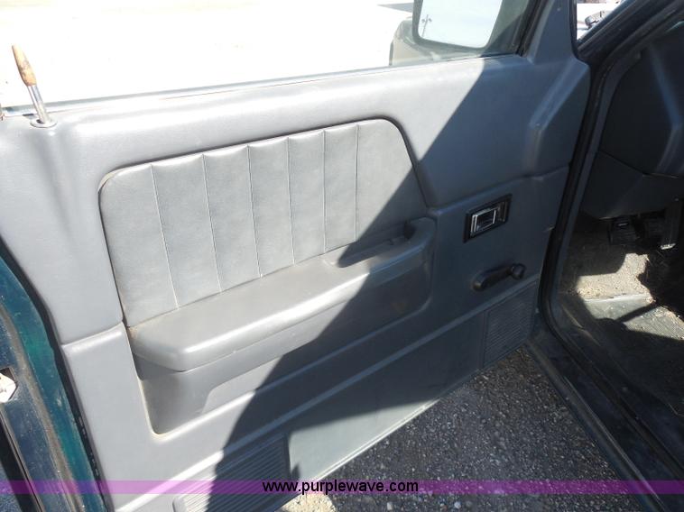 image for item I1299 1993 Dodge Dakota pickup truck